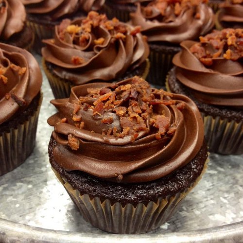 Dunkle Schokoladen-Speck-Cupcakes