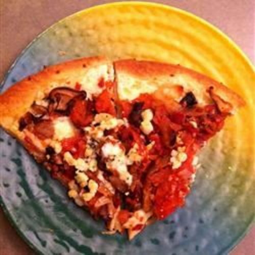 Pizza mit dünner Kruste mit gerösteten Pilzen und geräuchertem Speck — Bild 1