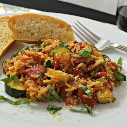 Tomaten-Basilikum-Reis mit Pancetta ernten