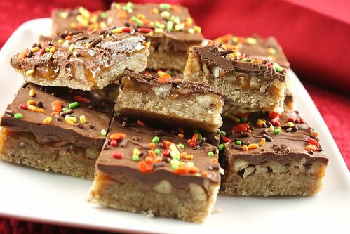 Süße Schokoladen-Karamell-Quadrate