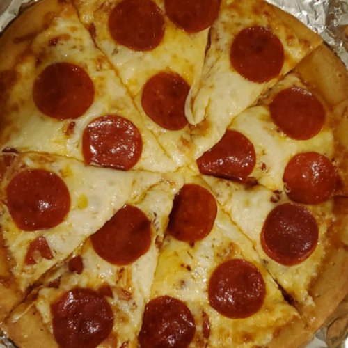 Hausgemachte Peperoni-Pizza