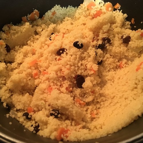 Schneller Couscous mit Rosinen und Karotten — Bild 2