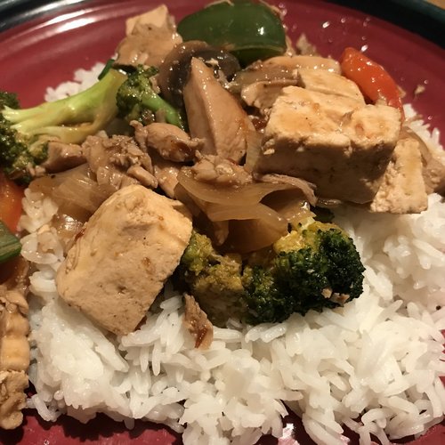 Gebratenes Hähnchen mit Tofu und gemischtem Gemüse — Bild 1