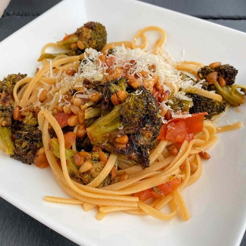 Linguini mit geröstetem Brokkoli-Pesto