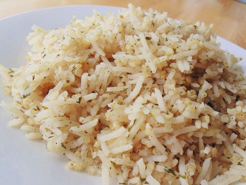 Herzhafter Reis und Quinoa-Pilaw