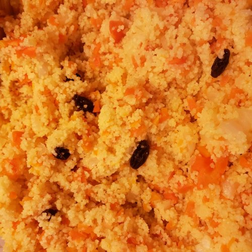 Schneller Couscous mit Rosinen und Karotten — Bild 1